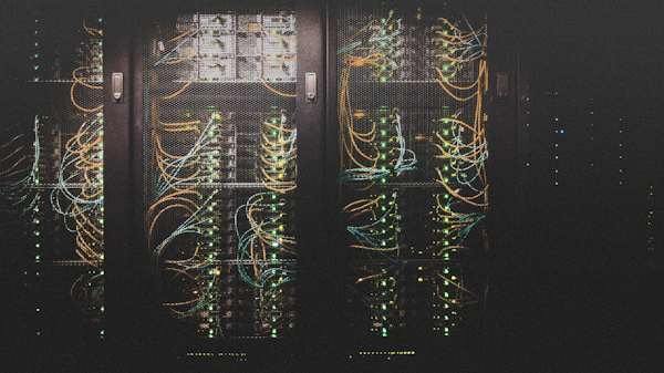 电脑屏幕上显示VPN连接成功和全球地图的示意图