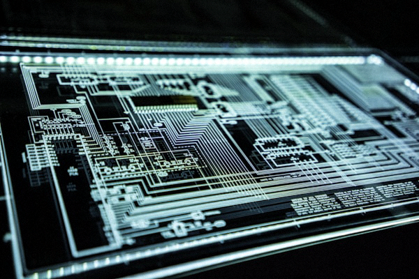 显示安全锁和电脑防火墙保护VPN连接的示意图
